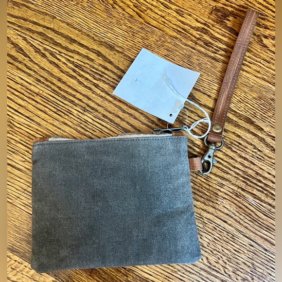 American Vintage Classic Stonewash Canvas wristlet bag NWT 6"x4.75" - Picture 2 of 6
